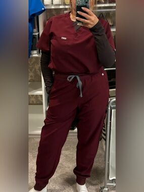 Figs Women's 3 piece scrub set in burgundy